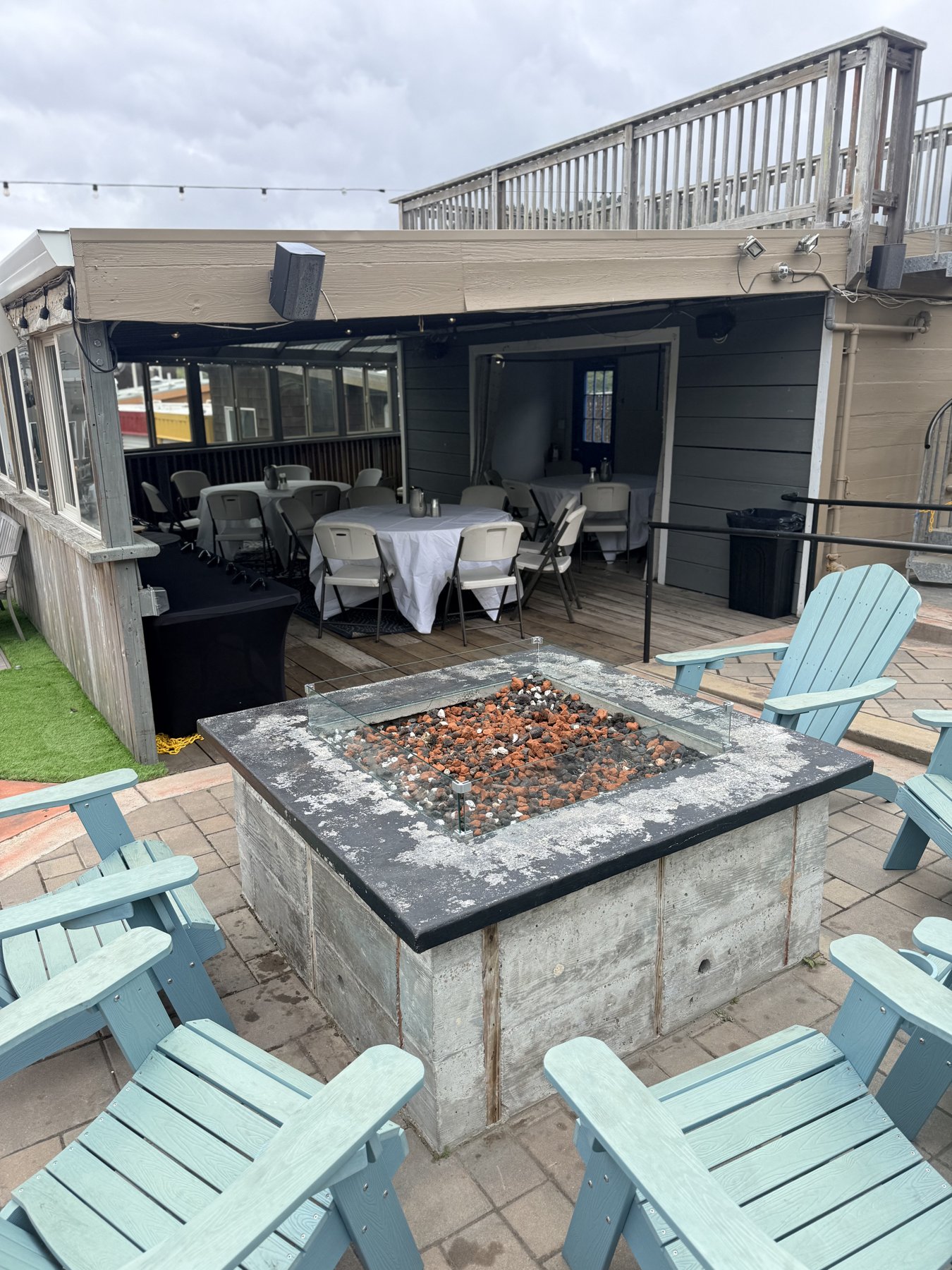 Fire pit lounge seating area